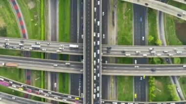 Tayland'da gündüz saatlerinde yollarda ve otoyollarda havadan görünüm Trafik, yolda araç hareketinin sıkışık trafik Egzotik görünümü.