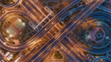 Gece bangkok, tayland 4-yol stop sokak kavşak daire kavşak gece şehir trafiğinin Hyperlapse timelapse. 4k Uhd yatay hava görünümü. Yakınlaştırma.