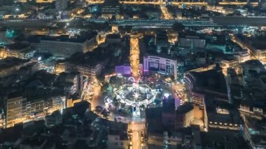 Bangkok, Tayland 4-yol stop sokak kavşak daire kavşak gece şehir trafiğinin Hyperlapse timelapse. 4k Uhd yatay hava görünümü.