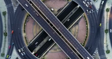gün şehirde daire yolda havadan üst görünüm trafik, Rotasyonel görünümü, Bangkok tayland Trafik.