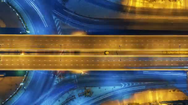 バンコクの4ウェイ停留所交差点環帯交差点上の夜間都市交通のハイパーラプスタイムラプス Uhd 水平方向の航空写真 — ストック動画