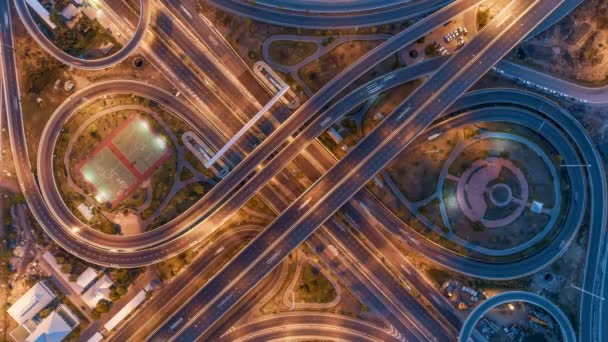 バンコクの4ウェイストップ交差点サークルラウンドアバウト交差点上の夜間都市交通のハイパーラプスタイムラプス Uhd 水平方向の航空写真 — ストック動画