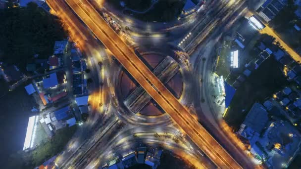 バンコクの4ウェイストップ交差点サークルラウンドアバウト交差点上の夜間都市交通のハイパーラプスタイムラプス Uhd 水平方向の航空写真 — ストック動画
