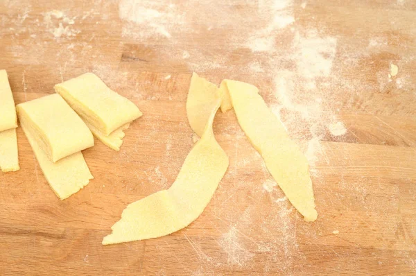 Ιταλικά Ζυμαρικά Προετοιμασία Σπιτικό Φρέσκο Φετουτσίνι Την Ξύλινη Σανίδα Από — Φωτογραφία Αρχείου
