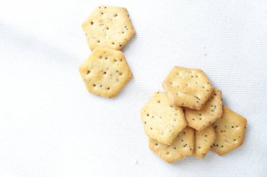 lezzetli Aperatif yığını üstten görünüm üzerinde beyaz bez, kopya alanı