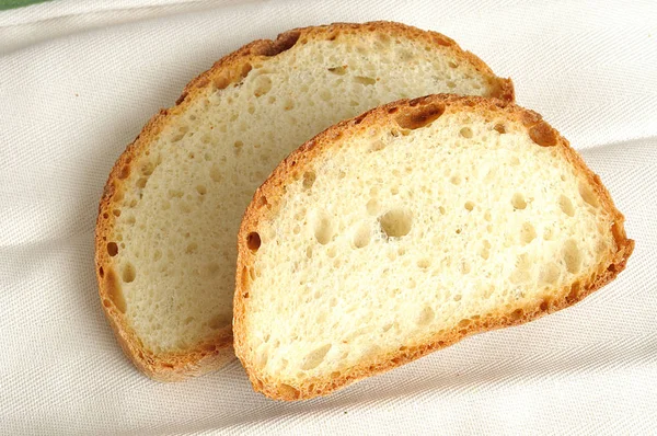 Στο Παρασκήνιο Δύο Φέτες Φρέσκο Ιταλικό Ψωμί Εσωτερικη Φόντο Λευκό — Φωτογραφία Αρχείου