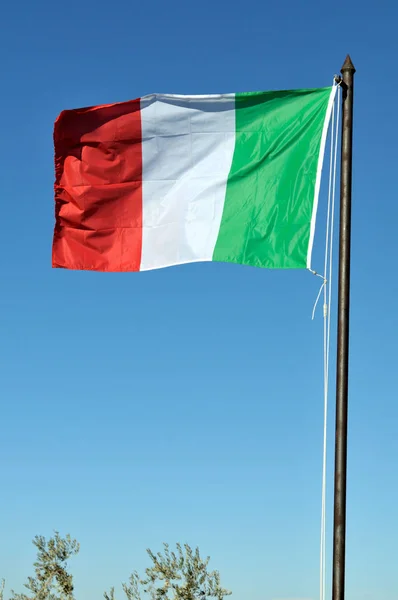 Tricolore Italiano Bandiera Italia Sventolando Con Sole Azzurro Cielo Sfondo — Foto Stock