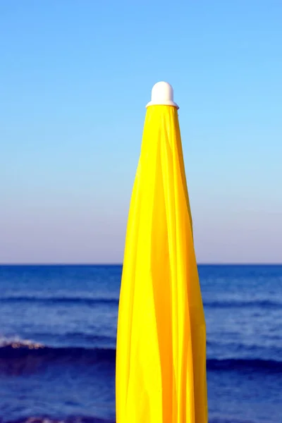 Sombrilla Amarilla Cerrada Playa Temprano Mañana Con Olas Mar Cielo —  Fotos de Stock