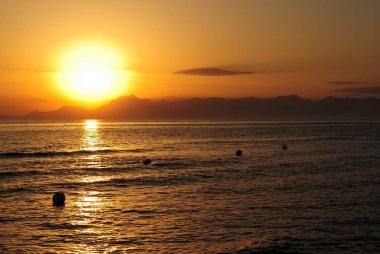 Yaz deniz, altın günbatımı ufukta denizin