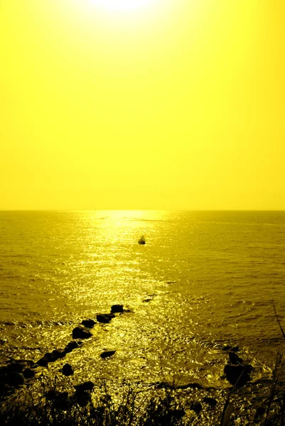 夏のシンプルな背景 黄色単色きらびやかな夕日太陽が水平線 垂直に降りてくると 海の上 — ストック写真