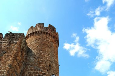 Cerveteri, Lazio, İtalya, kule ve güzel bir mavi gökyüzü ile Ortaçağ duvarları 