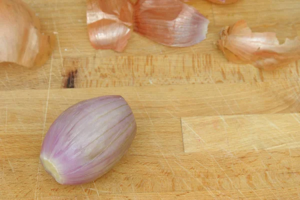 clean shallot on wooden chopping board, large copy space