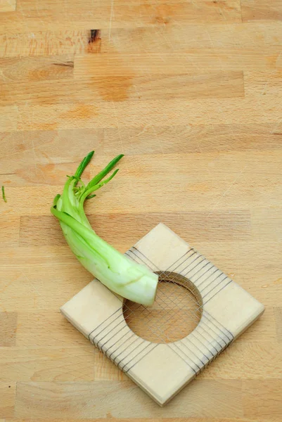 Testa Puntarelle Tagliere Legno Cucina Con Tipico Utensile Utilizzato Tagliarle — Foto Stock