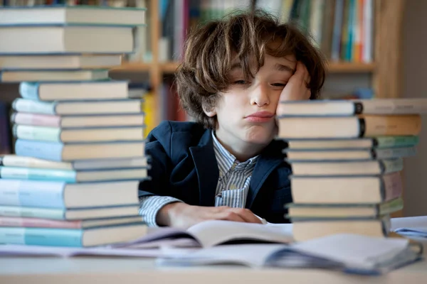 Yorgun ve sıkılmış öğrenci, zor okul ödevi — Stok fotoğraf