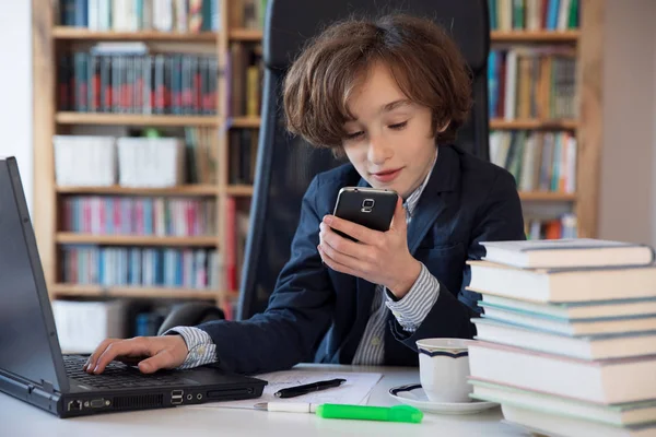 Jeune homme d'affaires au bureau — Photo