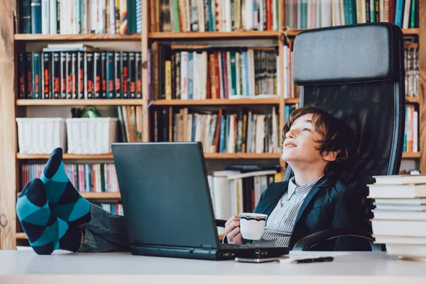 Jeune homme d'affaires au bureau — Photo