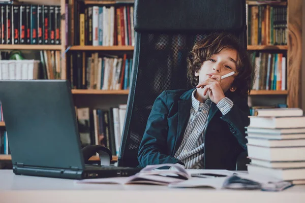 Joven empresario en el trabajo en la oficina — Foto de Stock