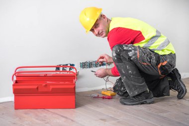 iş yerinde elektrikçi, ev yenileme, elektrik tesisatı, Bir elektrikçi el, iş yerinde işçi