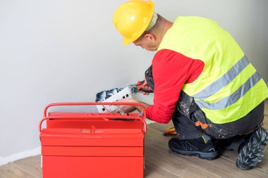 iş yerinde elektrikçi, ev yenileme, elektrik tesisatı, Bir elektrikçi el, iş yerinde işçi