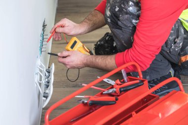 iş yerinde elektrikçi, ev yenileme, elektrik tesisatı, Bir elektrikçi el, iş yerinde işçi