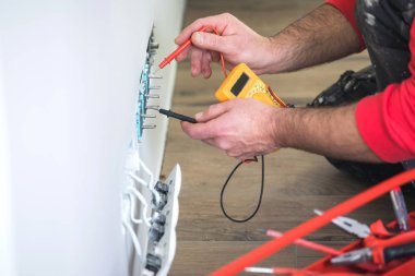 iş yerinde elektrikçi, ev yenileme, elektrik tesisatı, Bir elektrikçi el, iş yerinde işçi