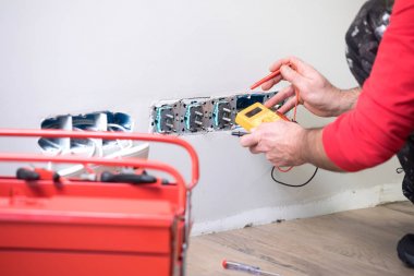 iş yerinde elektrikçi, ev yenileme, elektrik tesisatı, Bir elektrikçi el, iş yerinde işçi