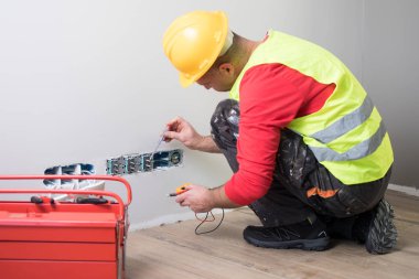 bir elektrikçi, elektrikçi iş yerinde, tamirci ve elektrik tesisatı elleri