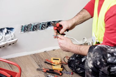 iş yerinde elektrikçi, ev yenileme, elektrik tesisatı, Bir elektrikçi el, iş yerinde işçi