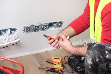 bir elektrikçi, elektrikçi iş yerinde, tamirci ve elektrik tesisatı elleri