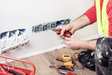iş yerinde elektrikçi, ev yenileme, elektrik tesisatı, Bir elektrikçi el, iş yerinde işçi