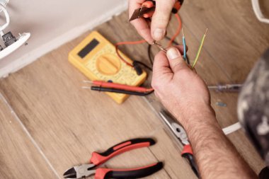 iş yerinde elektrikçi, ev yenileme, elektrik tesisatı, Bir elektrikçi el, iş yerinde işçi