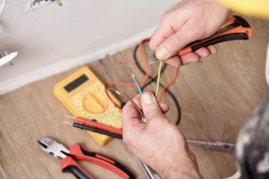 iş yerinde elektrikçi, ev yenileme, elektrik tesisatı, Bir elektrikçi el, iş yerinde işçi
