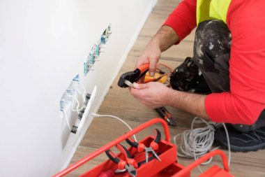 bir elektrikçi, elektrikçi iş yerinde, tamirci ve elektrik tesisatı elleri