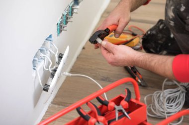 iş yerinde elektrikçi, ev yenileme, elektrik tesisatı, Bir elektrikçi el, iş yerinde işçi