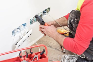 iş yerinde elektrikçi, ev yenileme, elektrik tesisatı, Bir elektrikçi el, iş yerinde işçi