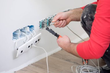 iş yerinde elektrikçi, ev yenileme, elektrik tesisatı, Bir elektrikçi el, iş yerinde işçi