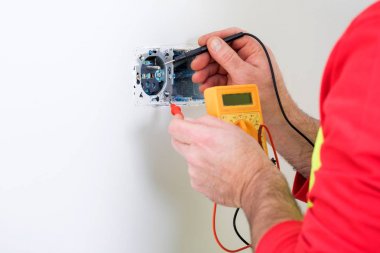 bir elektrikçi, elektrikçi iş yerinde, tamirci ve elektrik tesisatı elleri