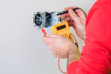 iş yerinde elektrikçi, ev yenileme, elektrik tesisatı, Bir elektrikçi el, iş yerinde işçi