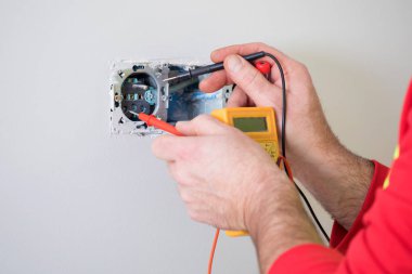 iş yerinde elektrikçi, ev yenileme, elektrik tesisatı, Bir elektrikçi el, iş yerinde işçi