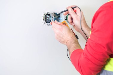 bir elektrikçi, elektrikçi iş yerinde, tamirci ve elektrik tesisatı elleri
