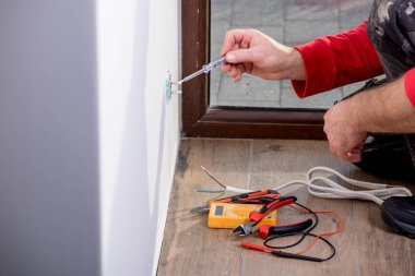 bir elektrikçi, elektrikçi iş yerinde, tamirci ve elektrik tesisatı elleri