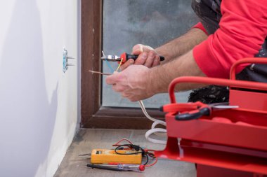 iş yerinde elektrikçi, ev yenileme, elektrik tesisatı, Bir elektrikçi el, iş yerinde işçi