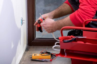 bir elektrikçi, elektrikçi iş yerinde, tamirci ve elektrik tesisatı elleri