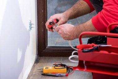 iş yerinde elektrikçi, ev yenileme, elektrik tesisatı, Bir elektrikçi el, iş yerinde işçi