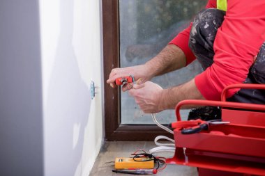 bir elektrikçi, elektrikçi iş yerinde, tamirci ve elektrik tesisatı elleri