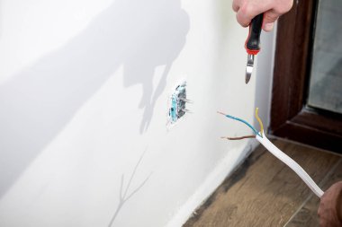 iş yerinde elektrikçi, ev yenileme, elektrik tesisatı, Bir elektrikçi el, iş yerinde işçi