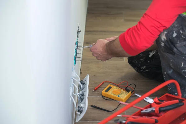 Mãos de um eletricista, eletricista no trabalho, faz-tudo e instalação elétrica — Fotografia de Stock