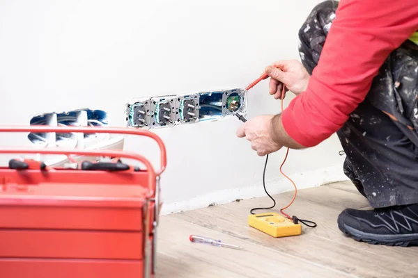 Electricista en el trabajo, renovación del hogar, instalación eléctrica, mano de un electricista, manitas en el trabajo —  Fotos de Stock