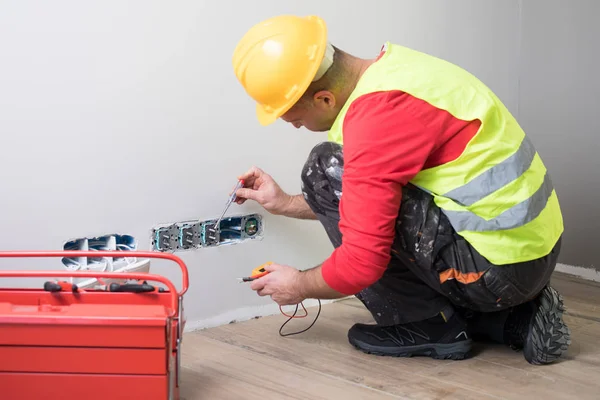 Manos de un electricista, electricista en el trabajo, manitas e instalación eléctrica — Foto de Stock