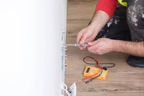 Eletricista no trabalho, renovação de casa, instalação elétrica, Mão de um eletricista, faz-tudo no trabalho — Fotografia de Stock